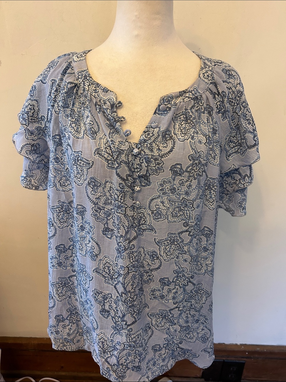 Hope & Harlow Blue Floral Split-Neck  short ruffle sleeve blouse Size XL EUC